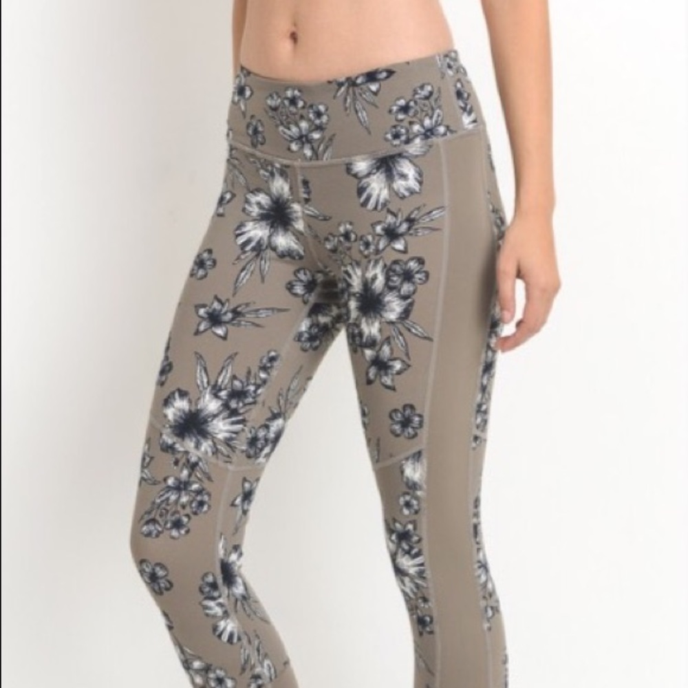 ✨ NEW ✨ Emily Floral Crop Yoga Pants
